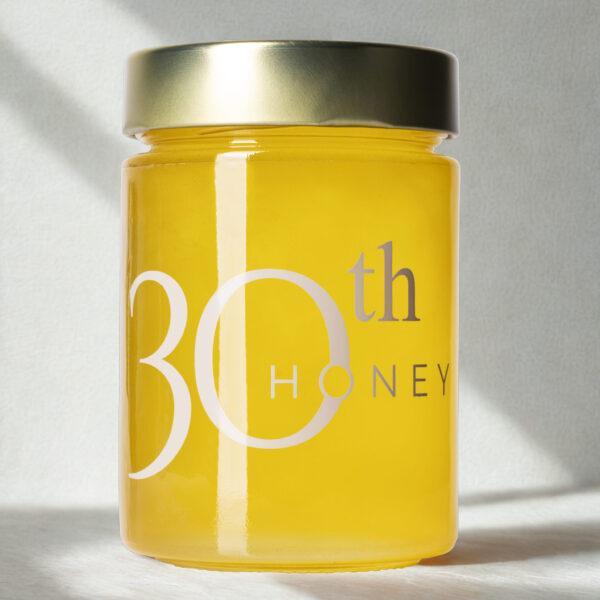 Pot de miel de lavande biologique certifié halal avec étiquette en papier recyclé et couleur ambre clair.